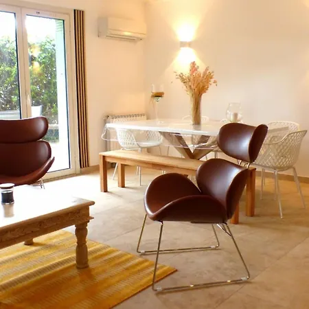 With Beautiful Terrace Close To The Sea * Six-Fours-les-Plages