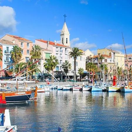 With Beautiful Terrace Close To The Sea * Six-Fours-les-Plages